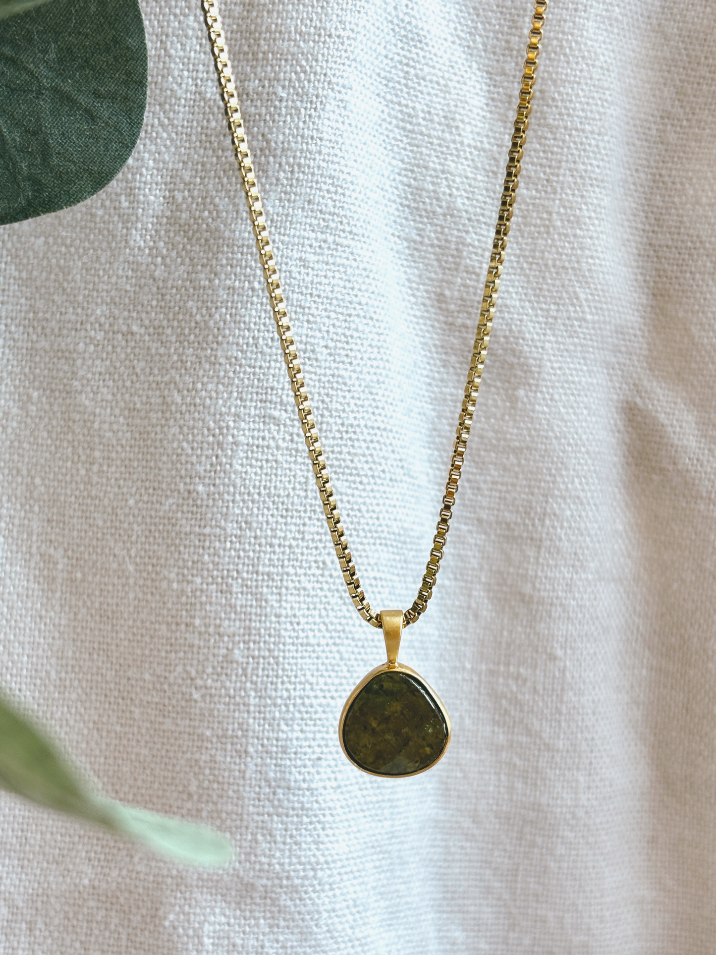 YUNA GREEN GRANAT Drop Halskette | Necklace Gold