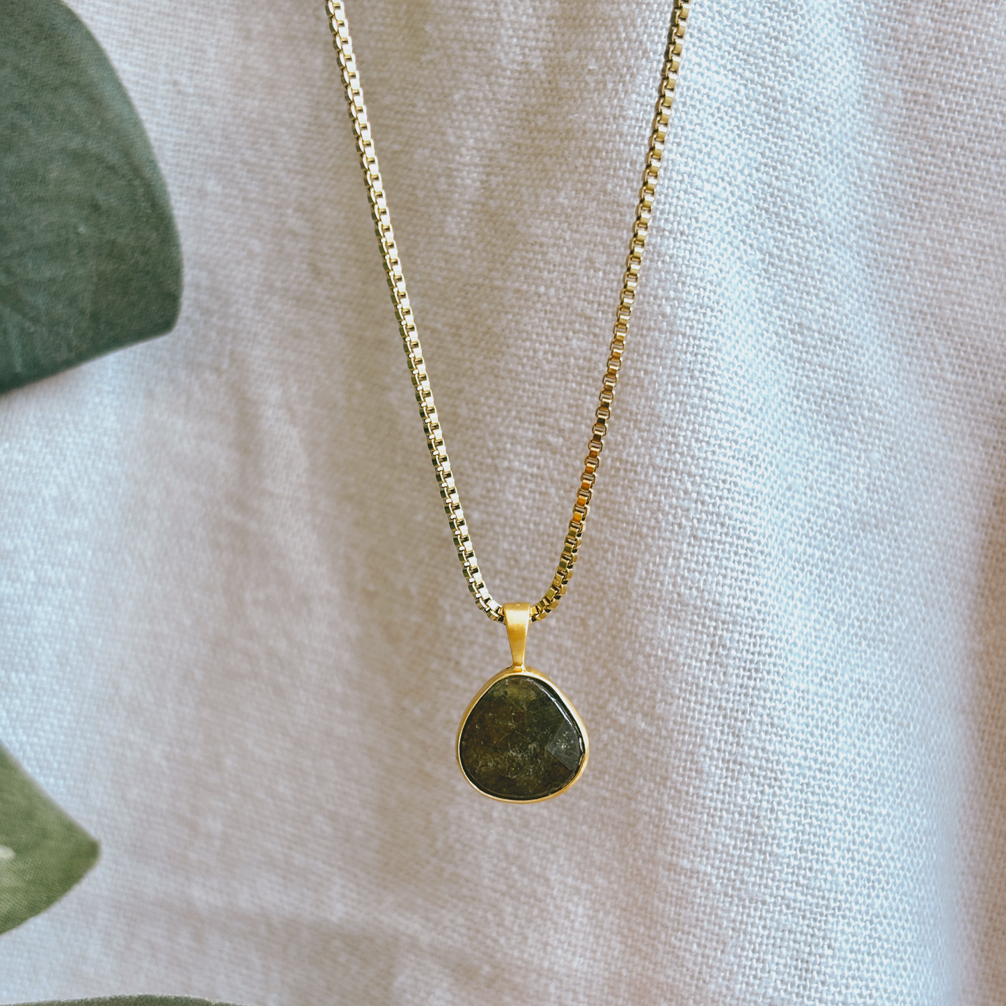 YUNA GREEN GRANAT Drop Halskette | Necklace Gold