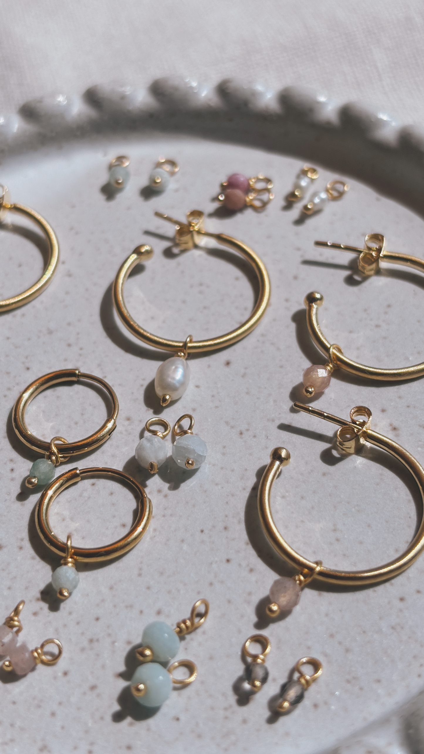 Hoops mit Pfirsich Mondstein kleinAnhänger Ohrring | Earring Gold