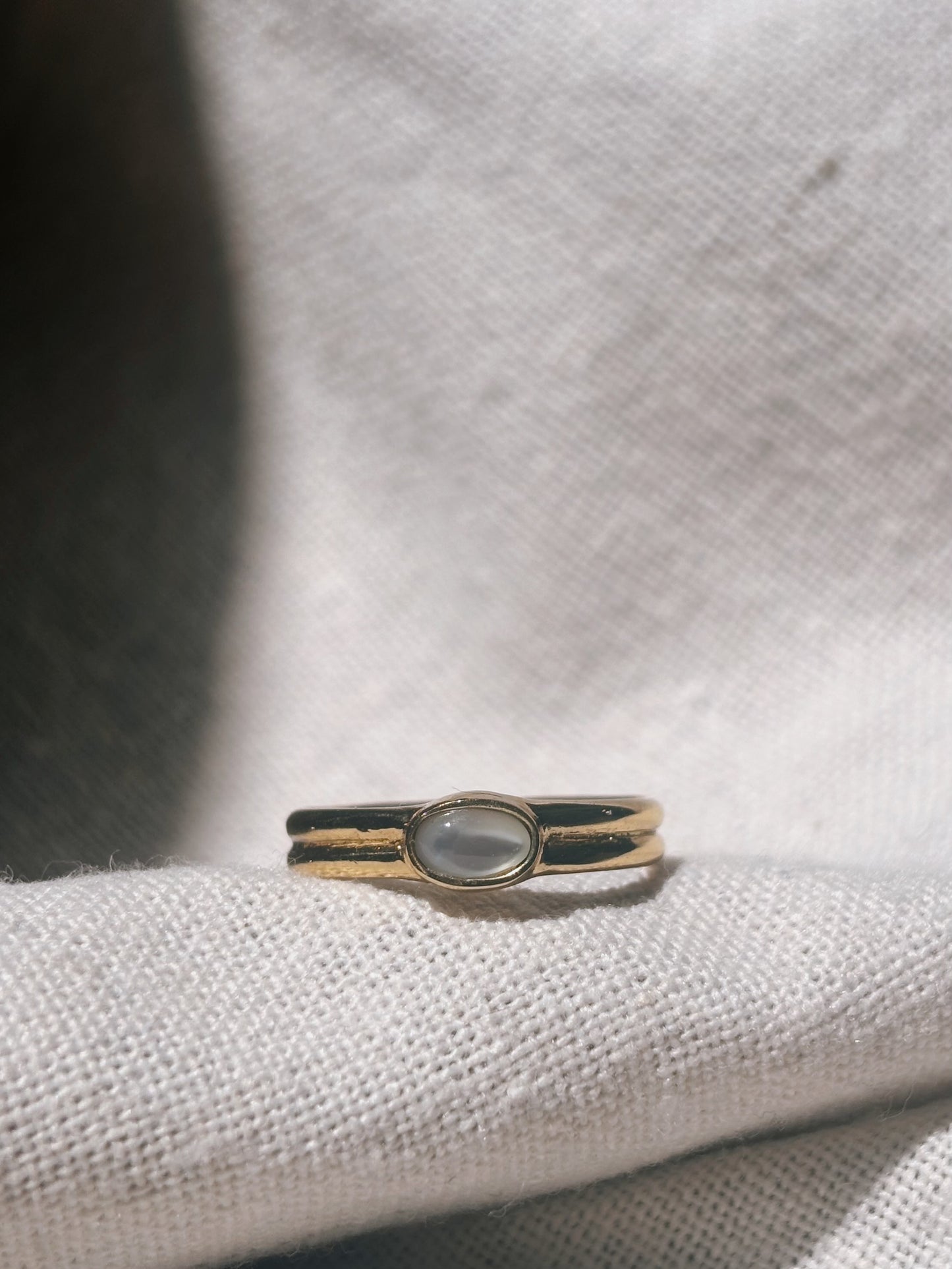 SUMI Perlmutt Ring Gold