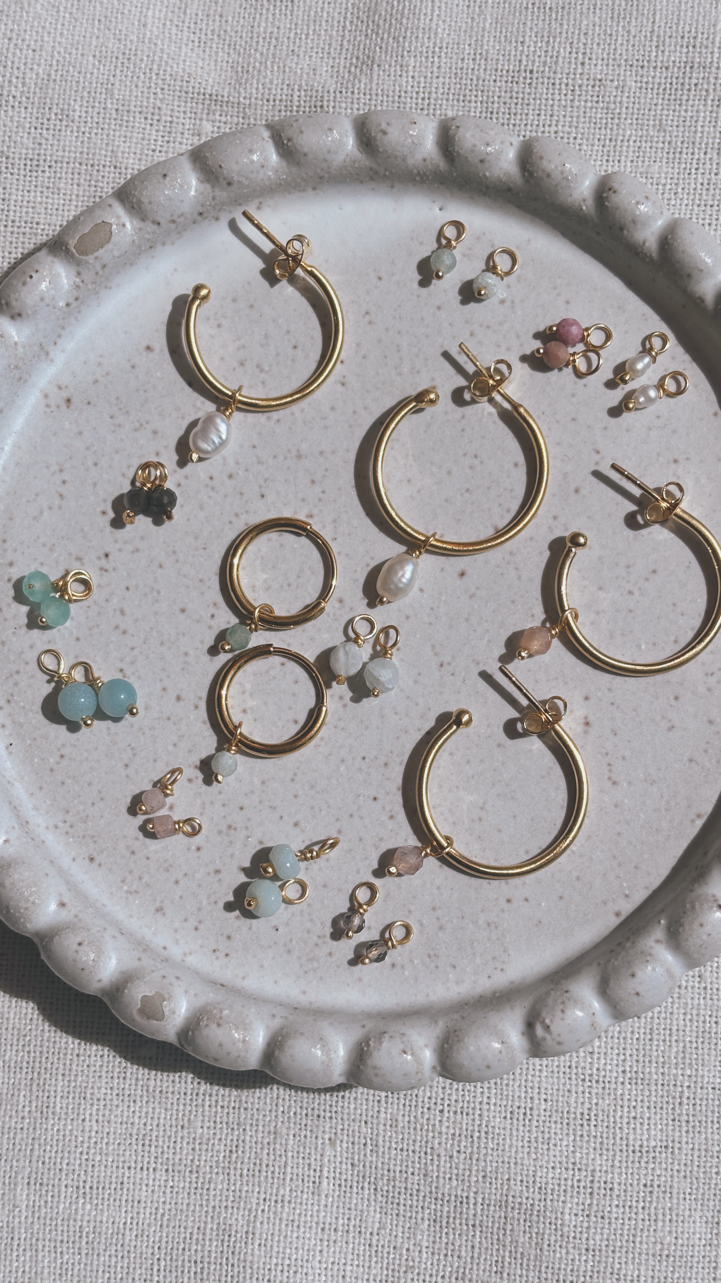 Hoops mit Pfirsich Mondstein kleinAnhänger Ohrring | Earring Gold