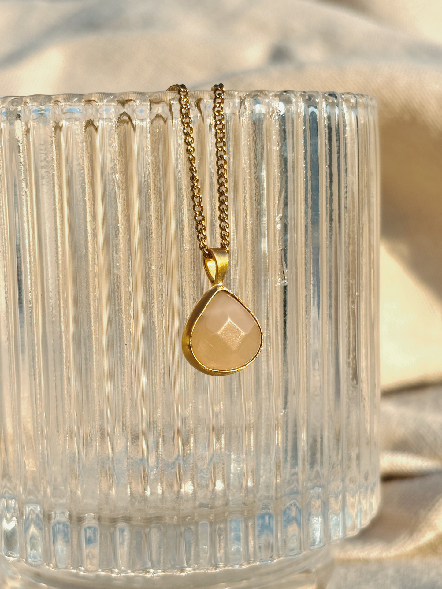 YUNA PEACH MOONSTONE Drop 10mm Halskette | Necklace Gold