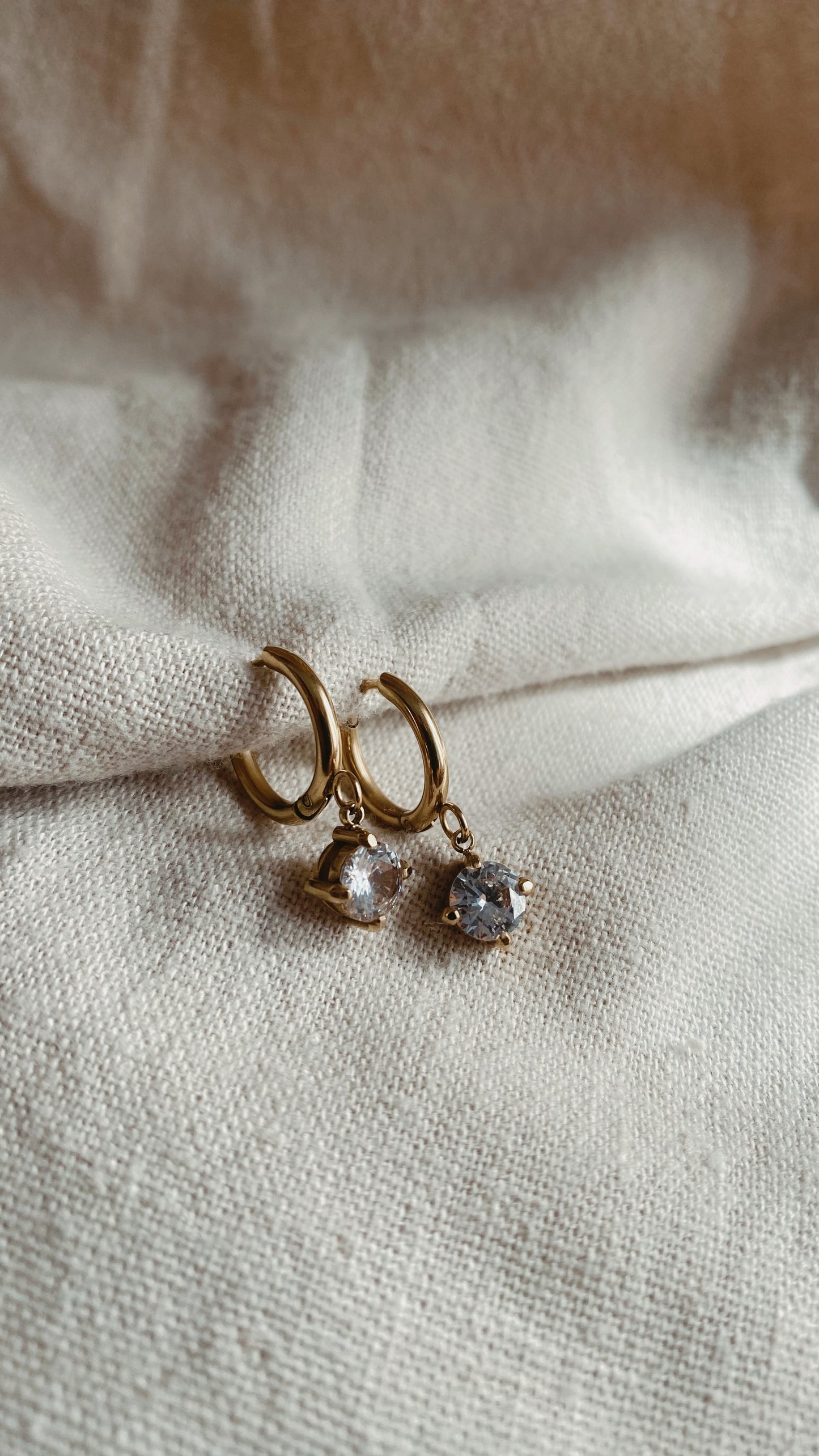 NITI Ohrring mit weissem Zircon | Earring Gold