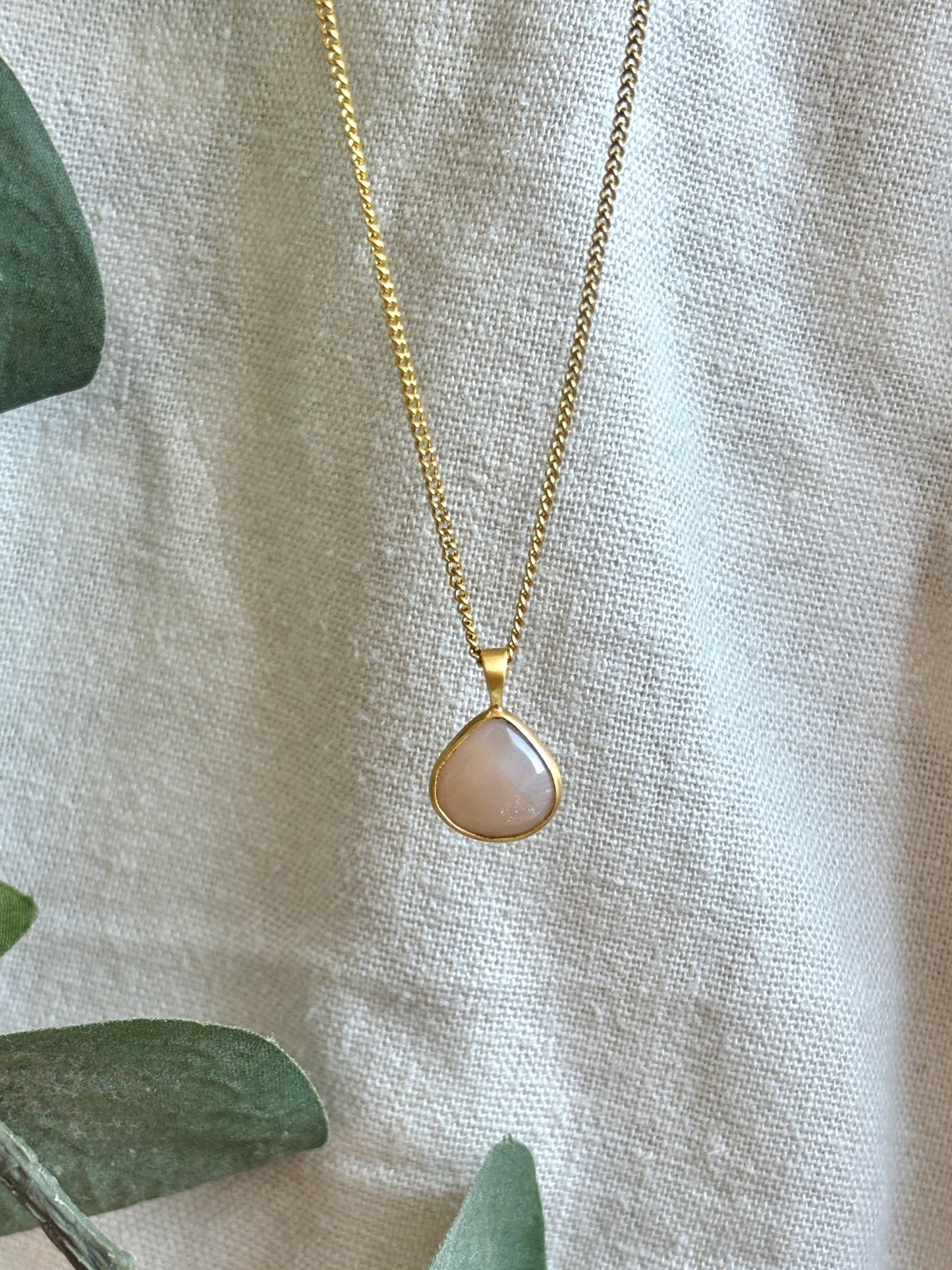 YUNA PEACH MOONSTONE Drop 10mm Halskette | Necklace Gold