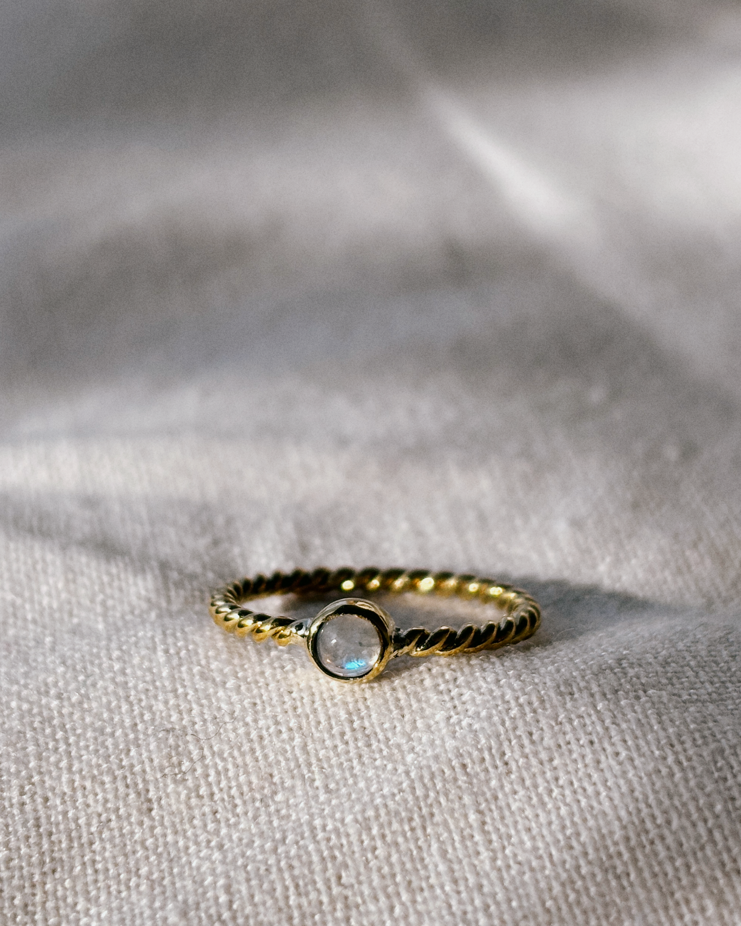 SENANG Mondstein Ring Gold