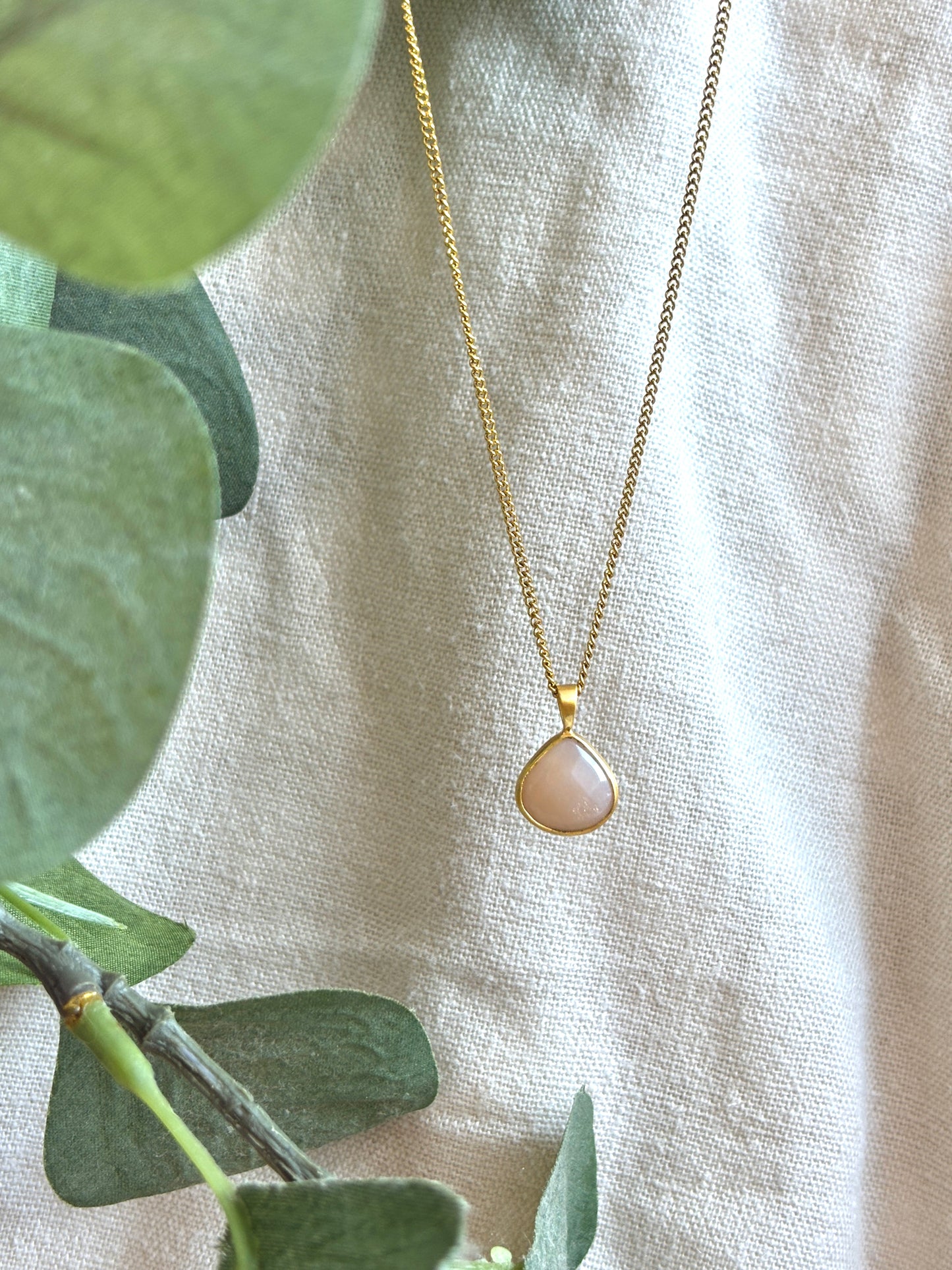 YUNA PEACH MOONSTONE Drop 10mm Halskette | Necklace Gold