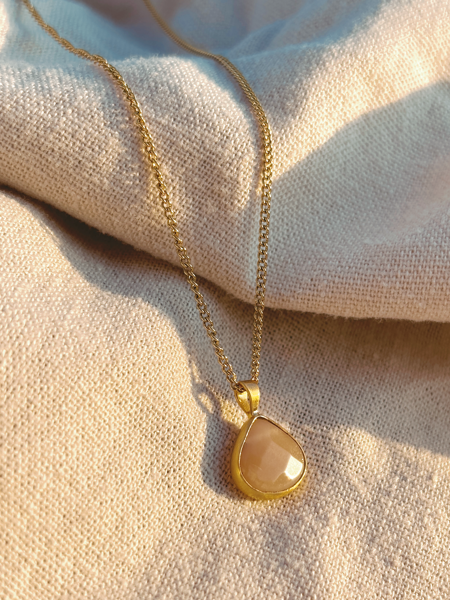 YUNA PEACH MOONSTONE Drop 10mm Halskette | Necklace Gold