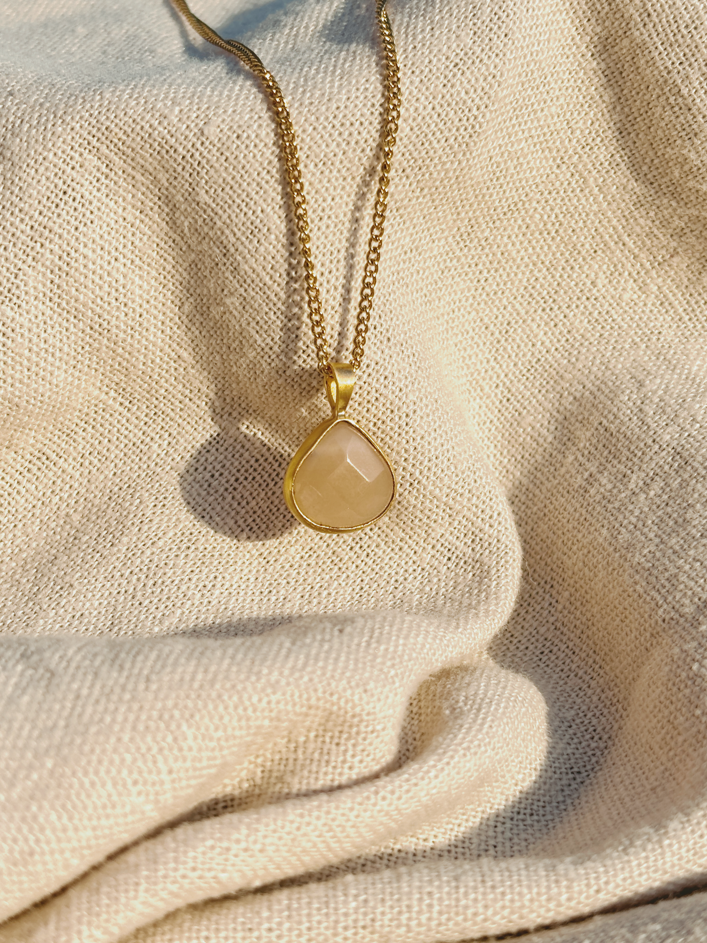 YUNA PEACH MOONSTONE Drop 10mm Halskette | Necklace Gold