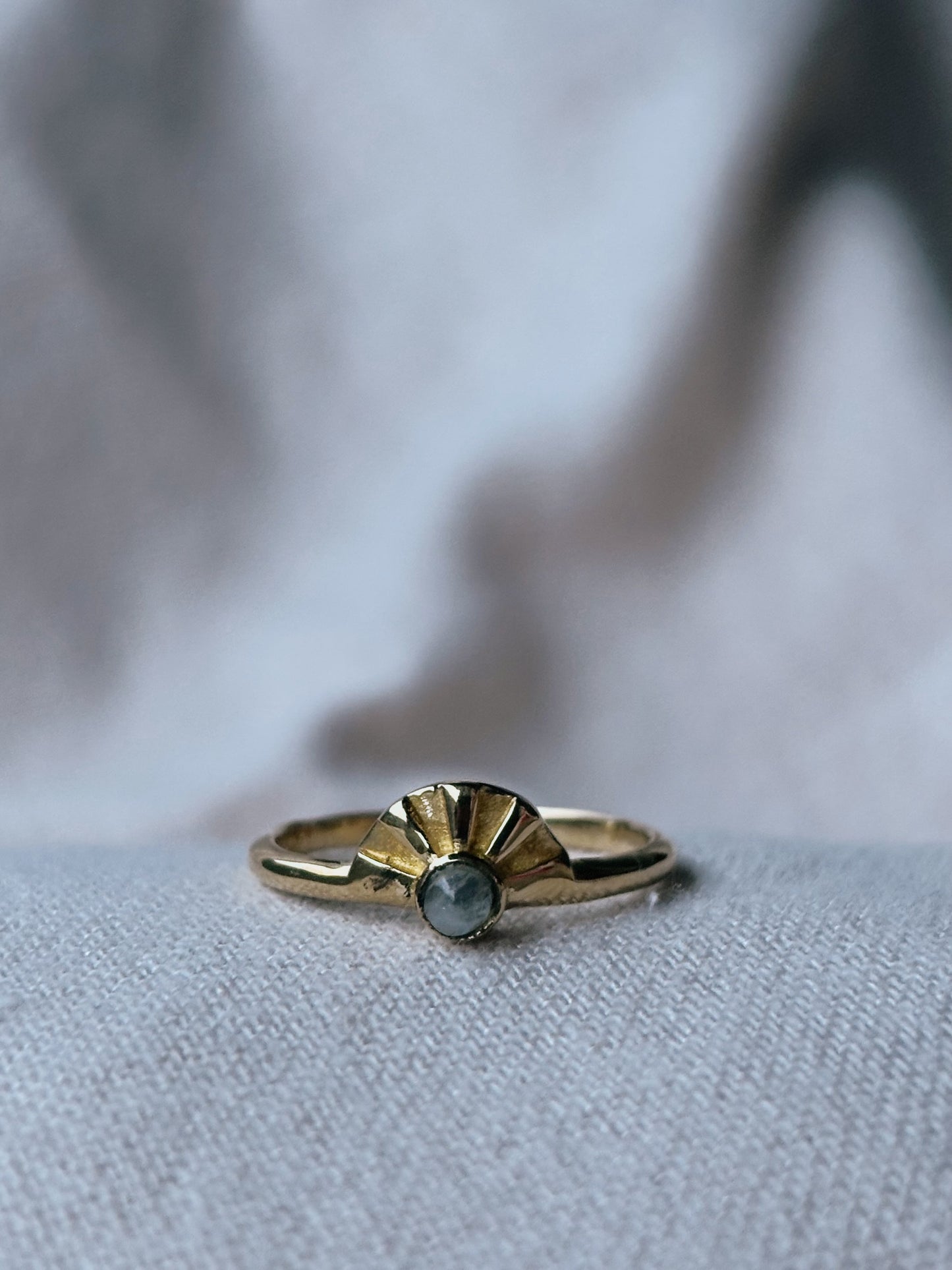 AURA Mondstein Ring Gold