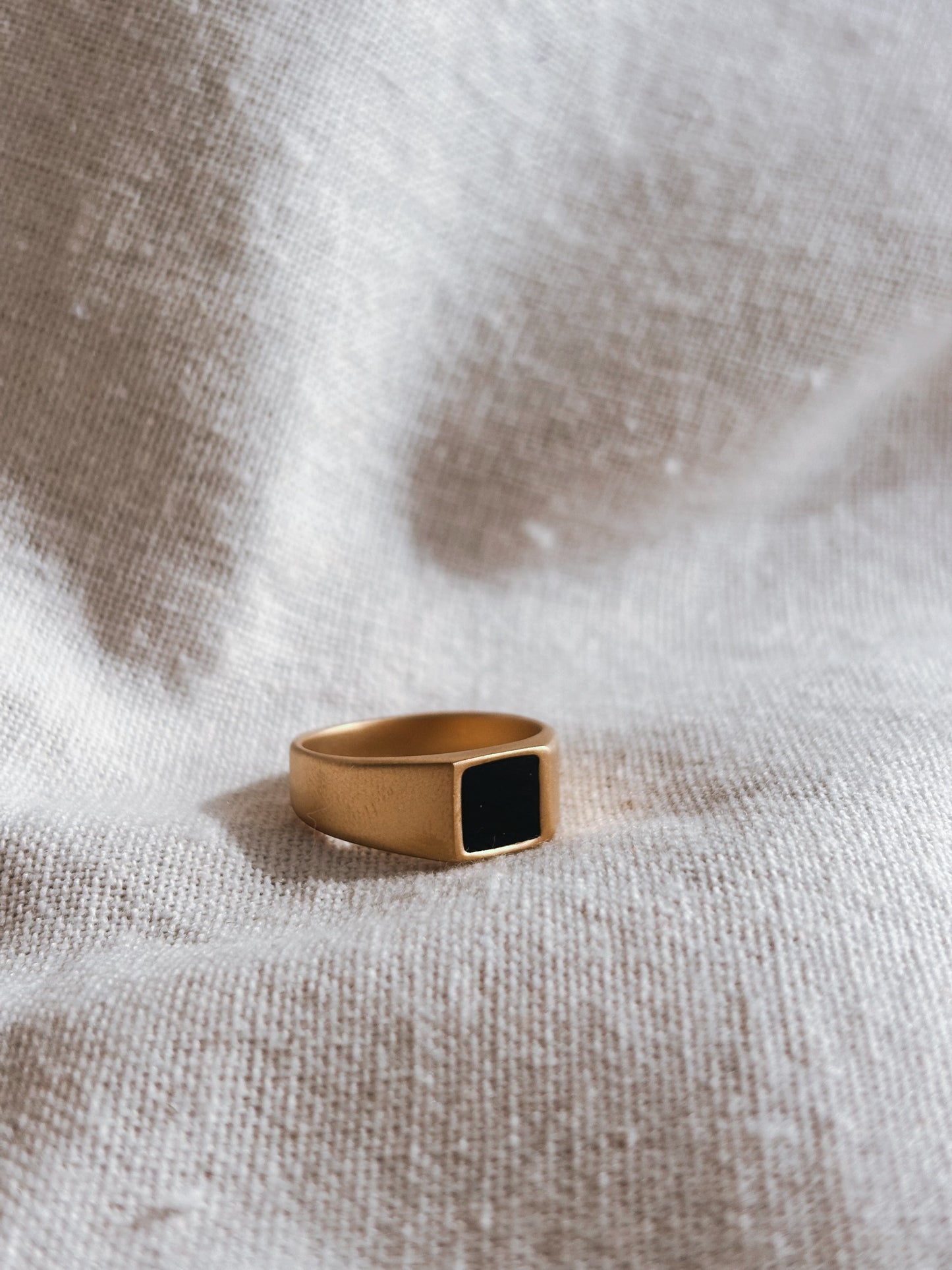 AMELIA Black Onyx Ring Gold