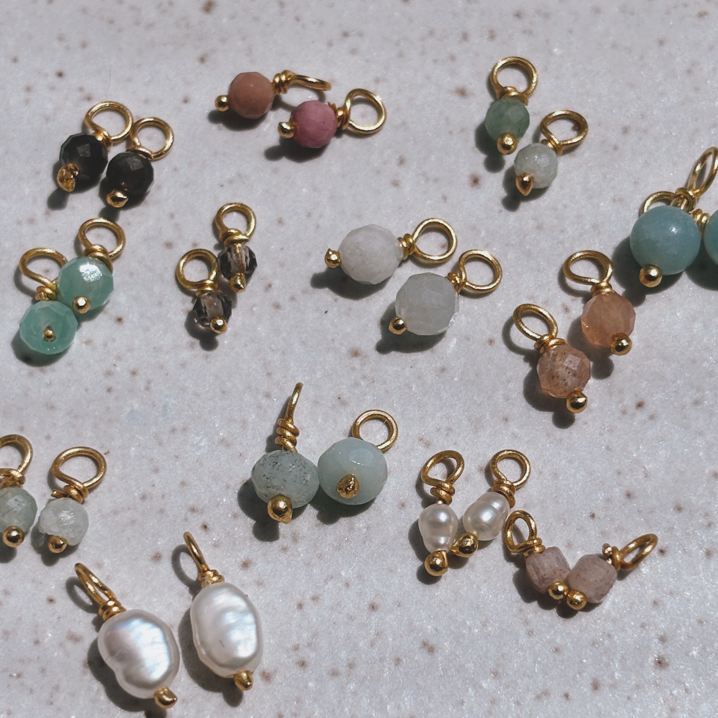 Hoops mit Pfirsich Mondstein kleinAnhänger Ohrring | Earring Gold
