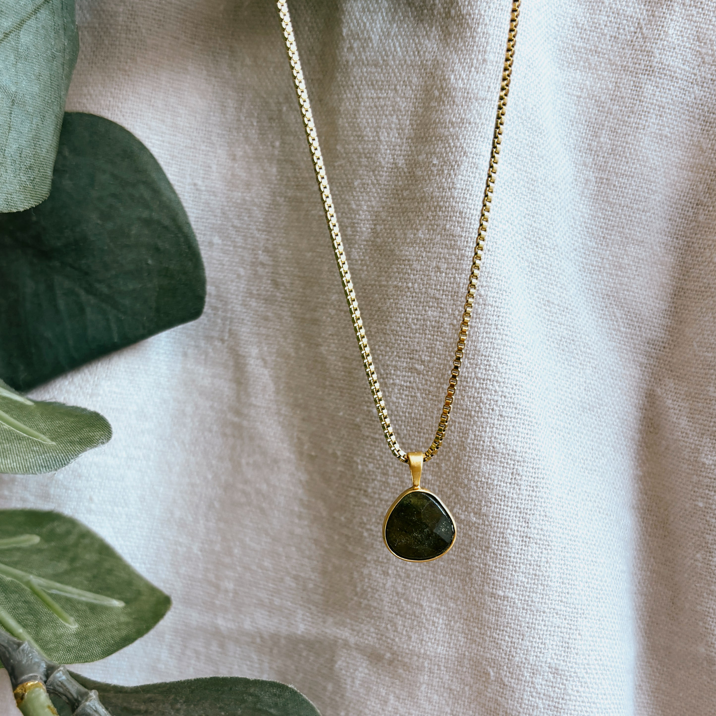 YUNA GREEN GRANAT Drop Halskette | Necklace Gold