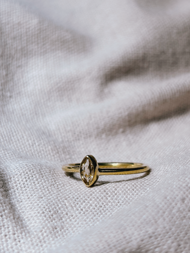 EMIA SMALL Peridot Ring Gold