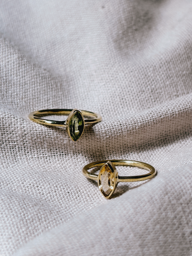 EMIA SMALL Peridot Ring Gold