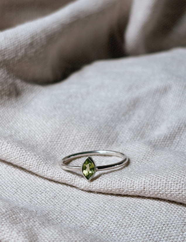EMIA SMALL Peridot Ring Silver