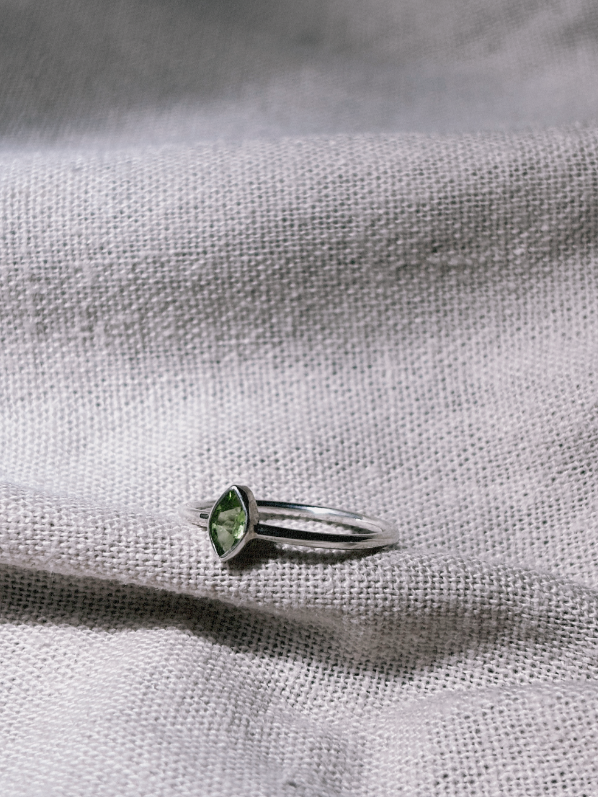 EMIA SMALL Peridot Ring Silver