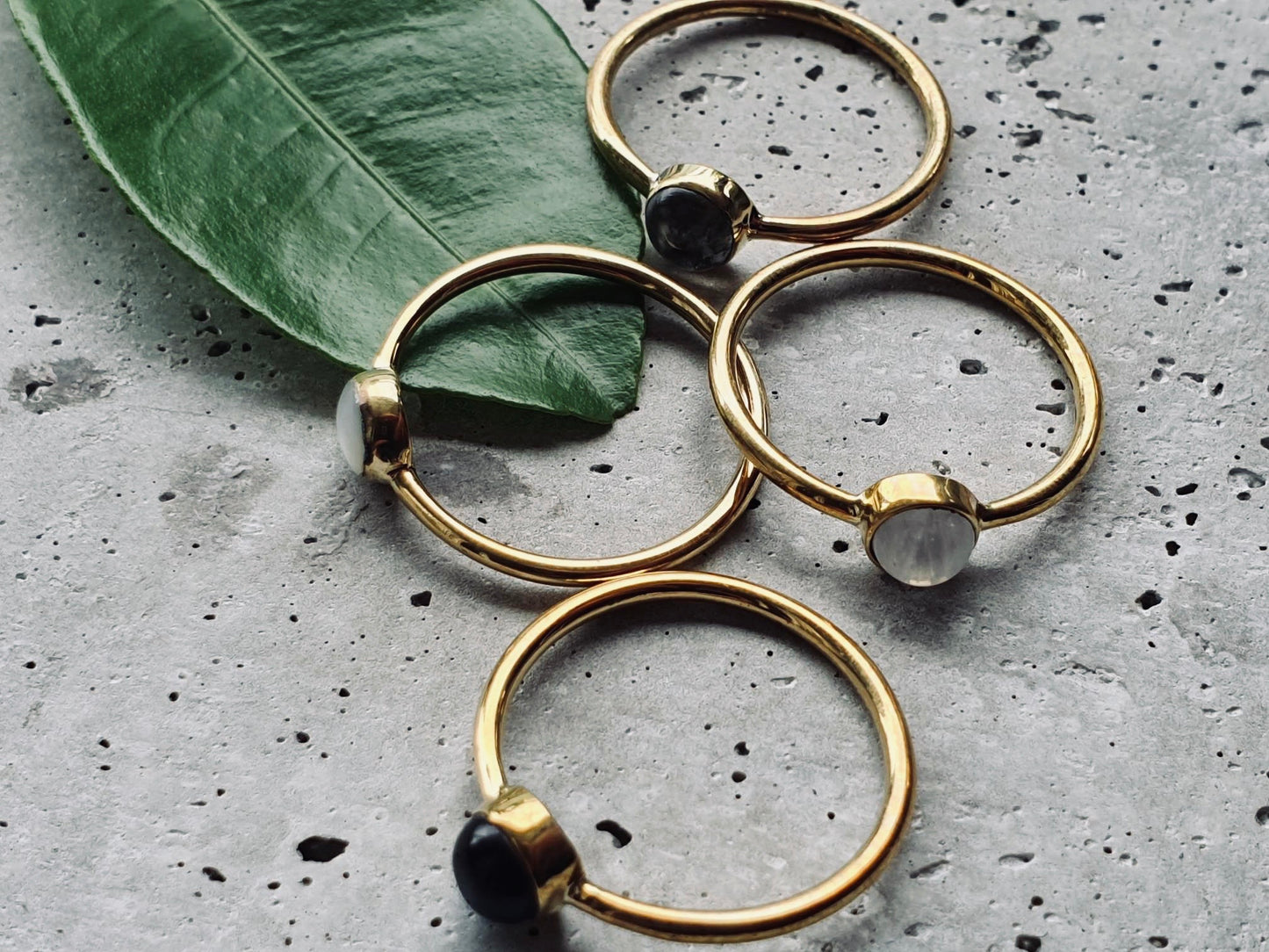 DEWI shiny schwarzer Onyx Ring Gold - The Santai Collection