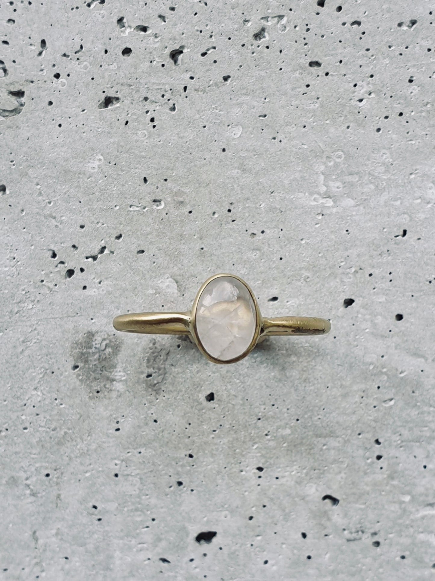INDAH Rosenquarz Ring Gold - The Santai Collection