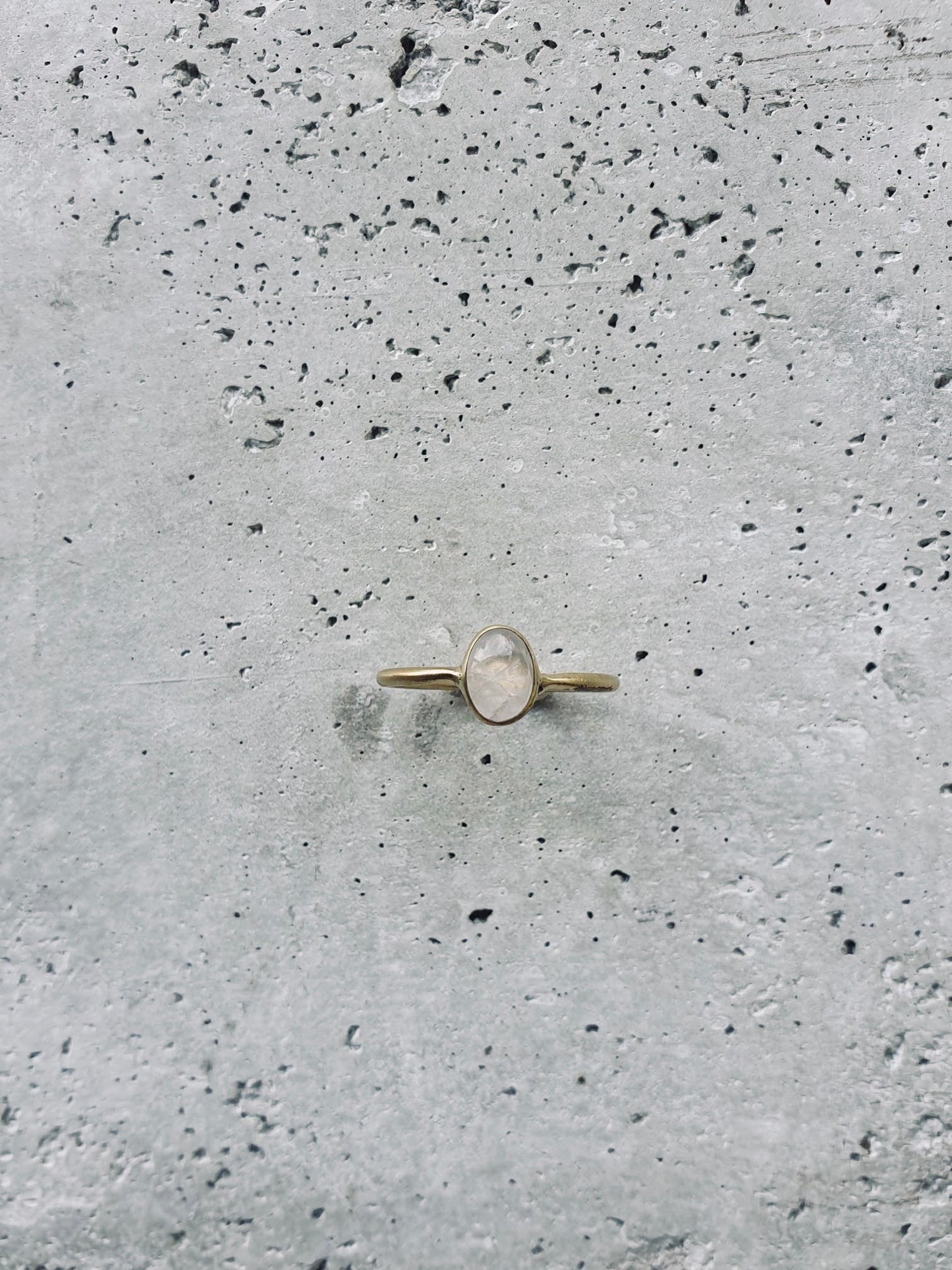 INDAH Rosenquarz Ring Gold - The Santai Collection