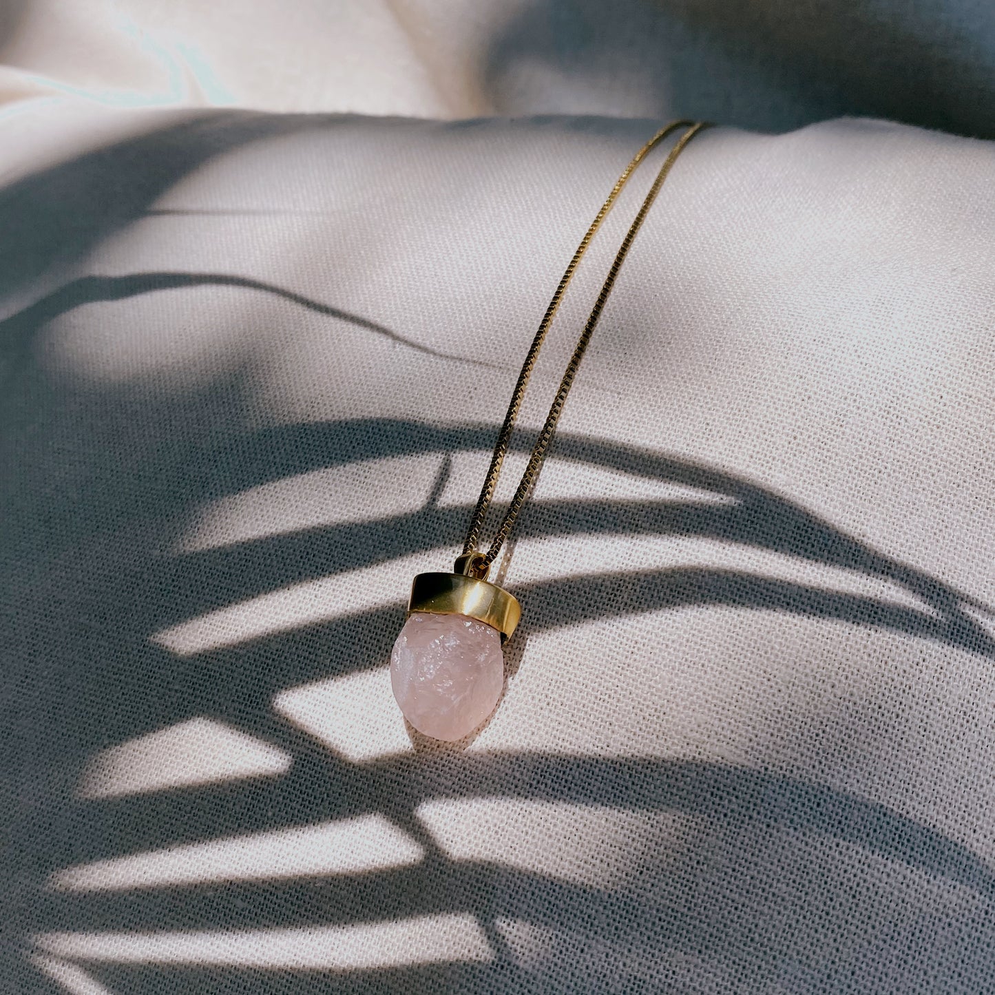 MENTARI ROSEQUARZ RAW Halskette | Necklace Gold