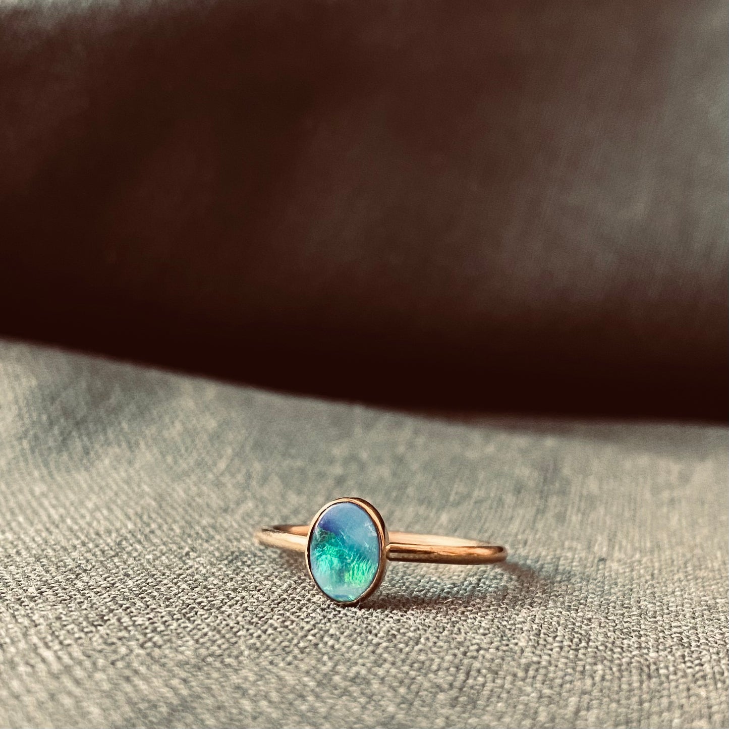 INDAH Australischer Opal Ring Gold