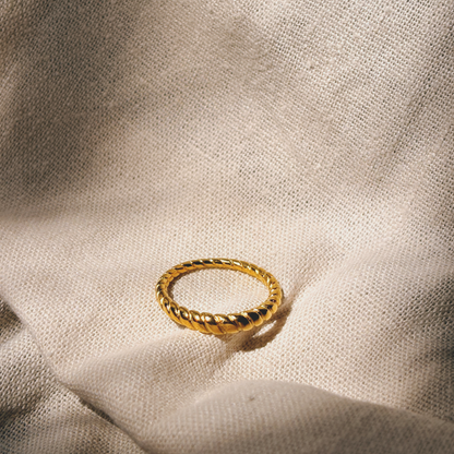 EMILY TWISTED Ring Gold
