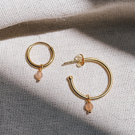 Hoops mit Pfirsich Mondstein kleinAnhänger Ohrring | Earring Gold