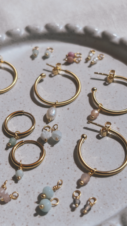 Hoops mit Pfirsich Mondstein kleinAnhänger Ohrring | Earring Gold
