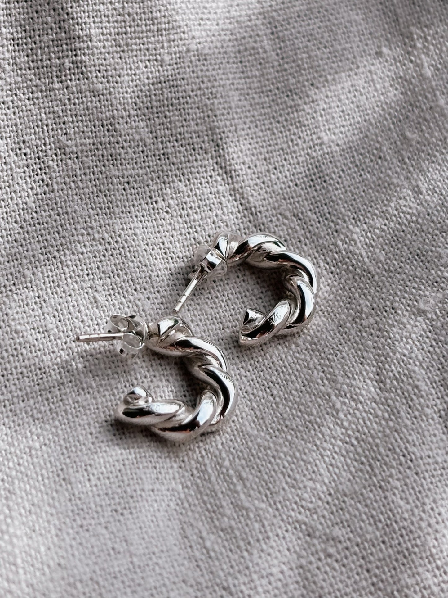 RAYA HOOP twisted Ohrring | Earring Silver