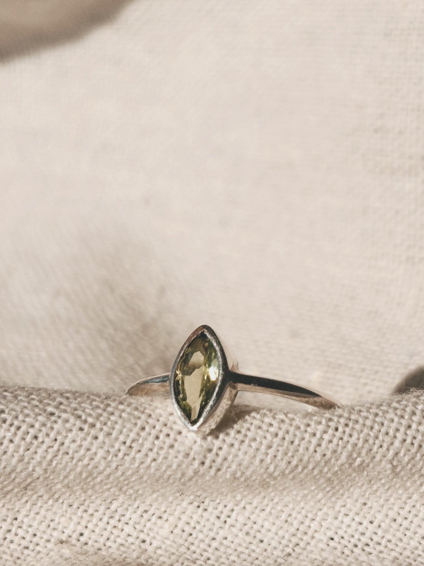 EMIA Peridot Ring Silver