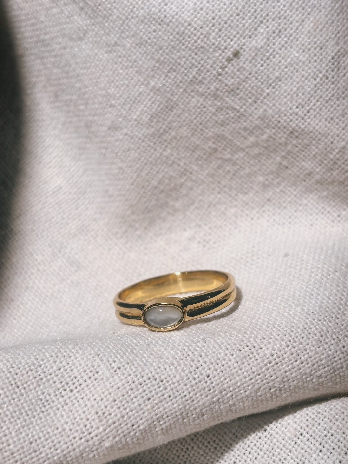 SUMI Perlmutt Ring Gold