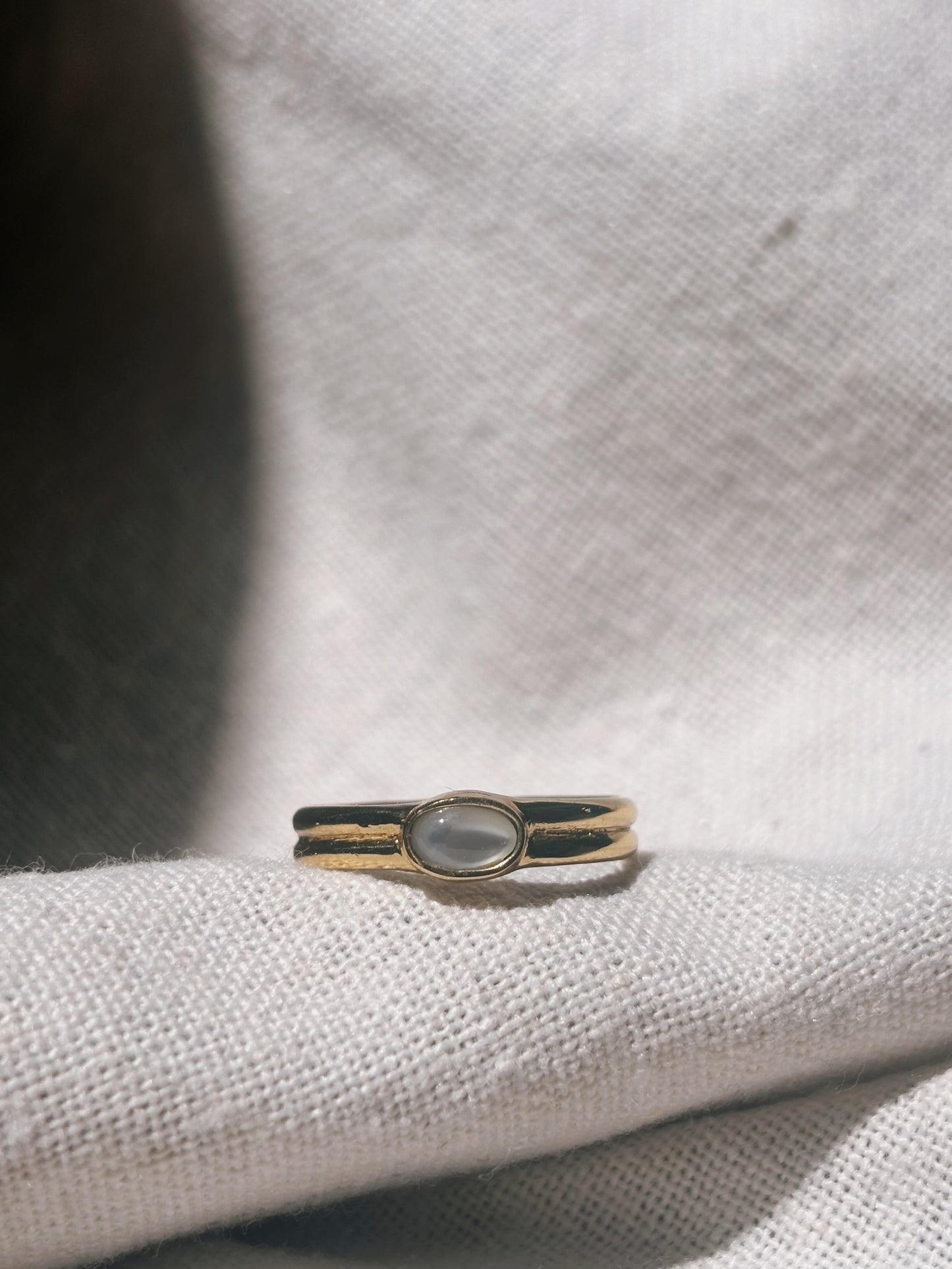 SUMI Perlmutt Ring Gold