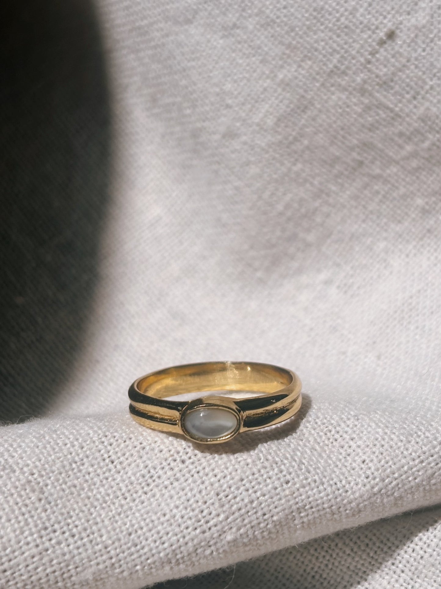 SUMI Perlmutt Ring Gold