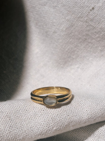 SUMI Perlmutt Ring Gold