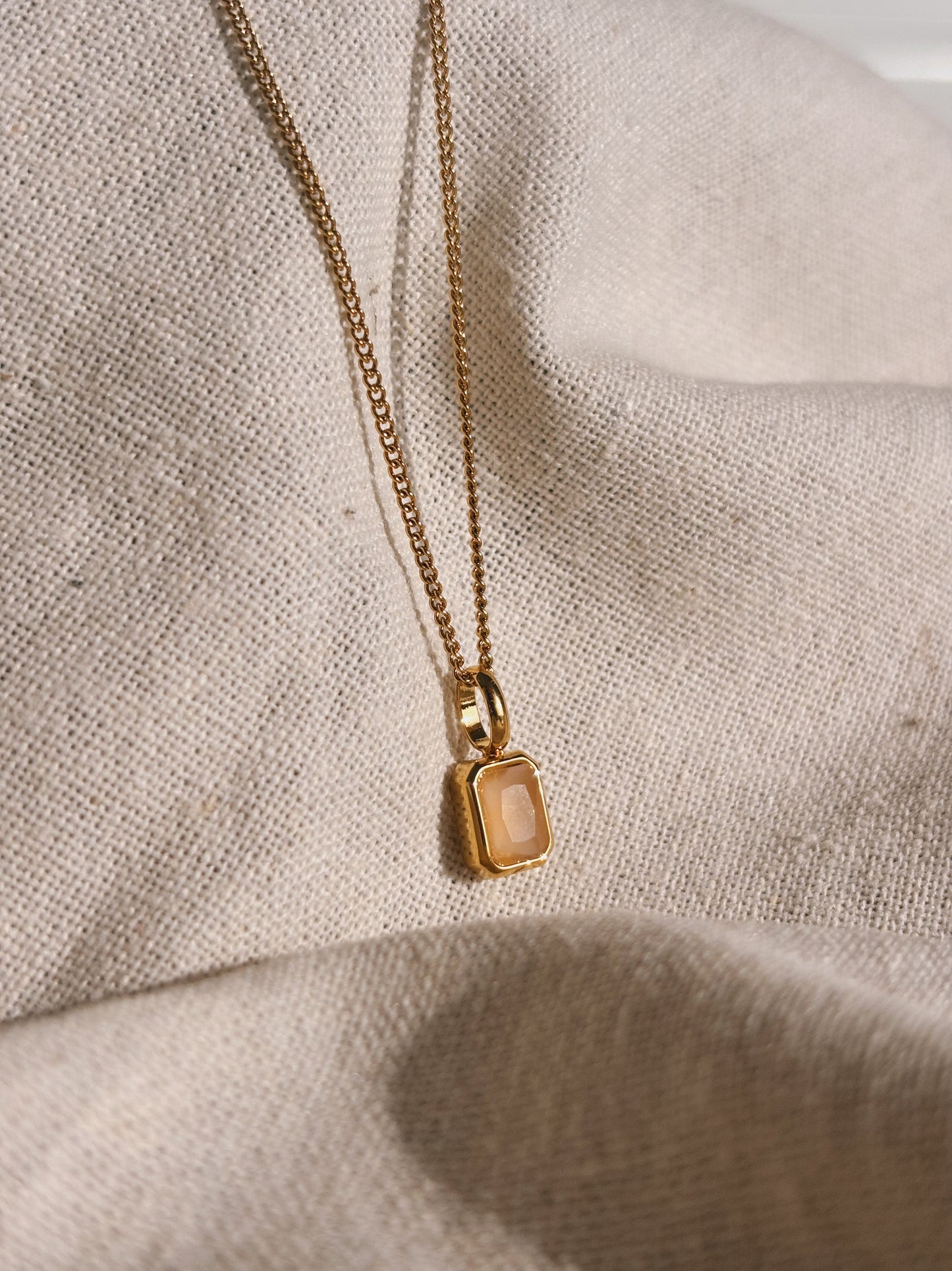 MOA Pfirsich Mondstein Halskette | Necklace Gold