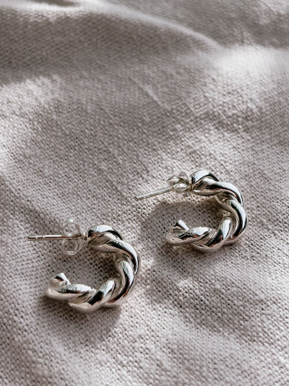 RAYA HOOP twisted Ohrring | Earring Silver