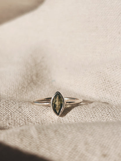EMIA Peridot Ring Silver