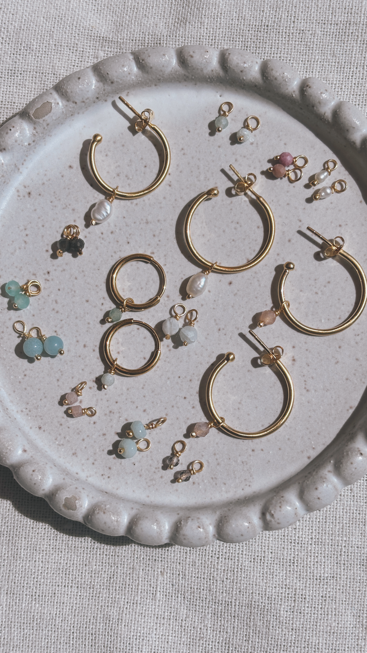 Hoops mit Pfirsich Mondstein kleinAnhänger Ohrring | Earring Gold