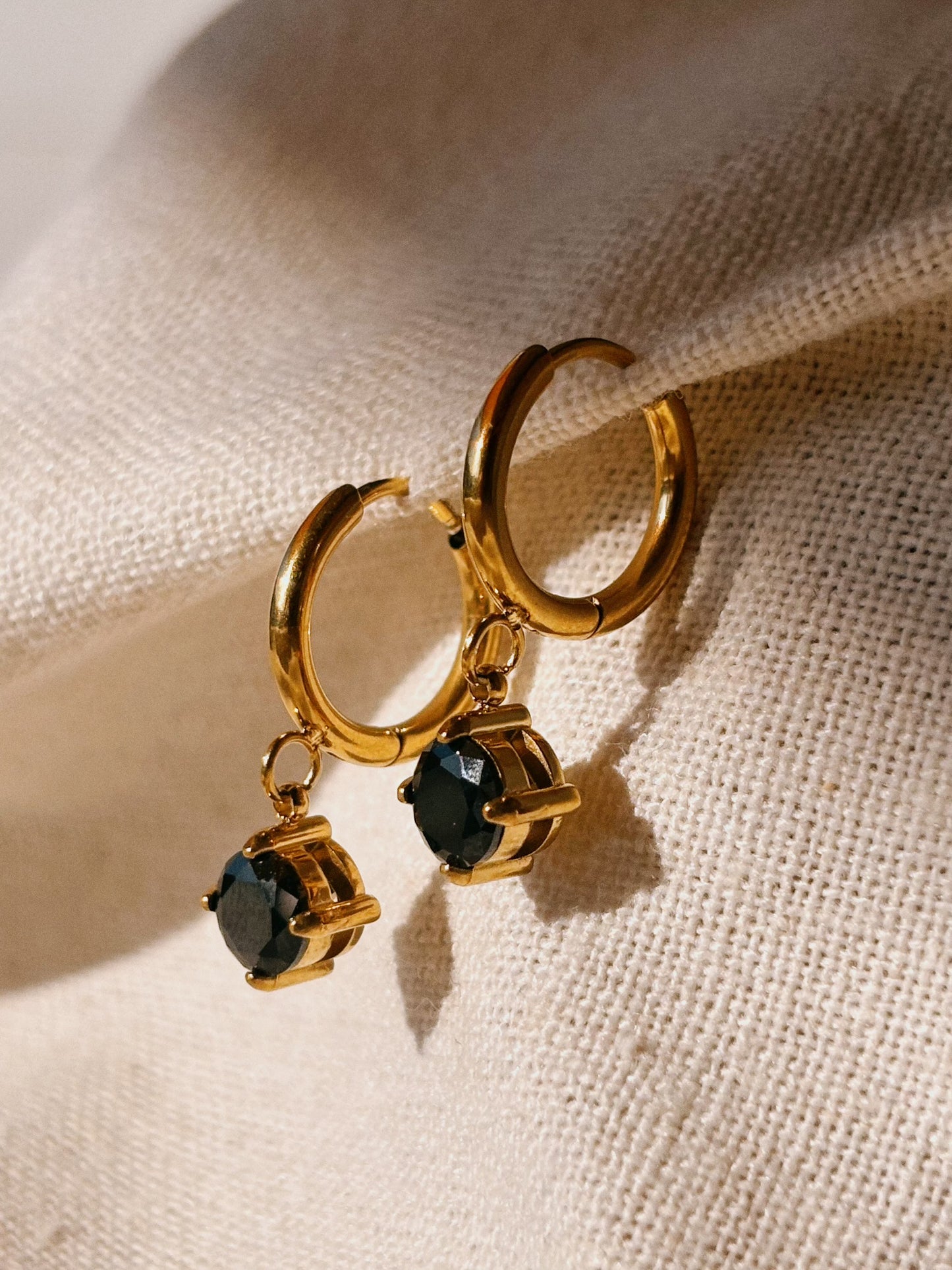 NITI Ohrring mit schwarzem Zircon | Earring Gold
