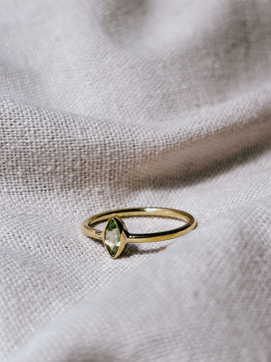 EMIA SMALL Peridot Ring Gold