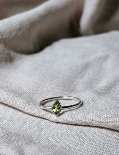 EMIA SMALL Peridot Ring Silver