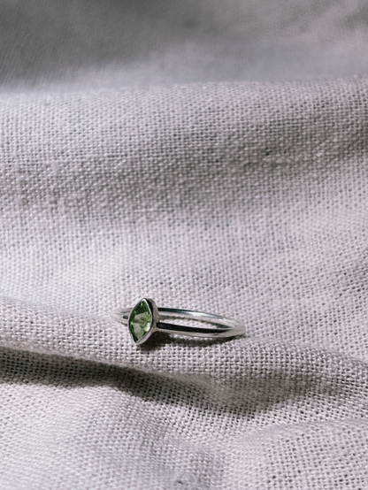 EMIA SMALL Peridot Ring Silver