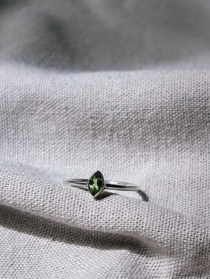 EMIA SMALL Peridot Ring Silver