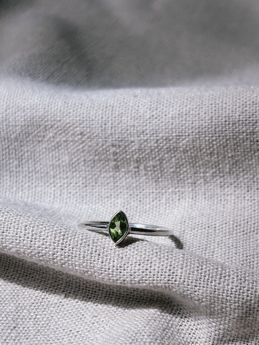 EMIA SMALL Peridot Ring Silver