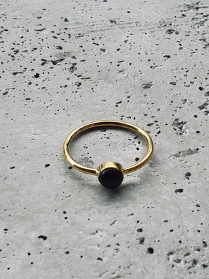 DEWI shiny schwarzer Onyx Ring Gold - The Santai Collection