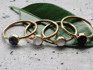 DEWI shiny schwarzer Onyx Ring Gold - The Santai Collection