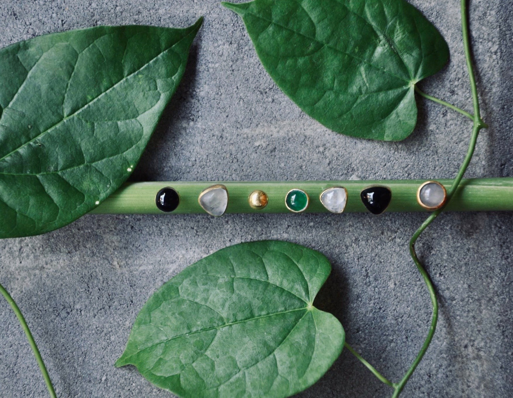 MILA schwarzer Onyx Ohrring | Earring Gold - The Santai Collection