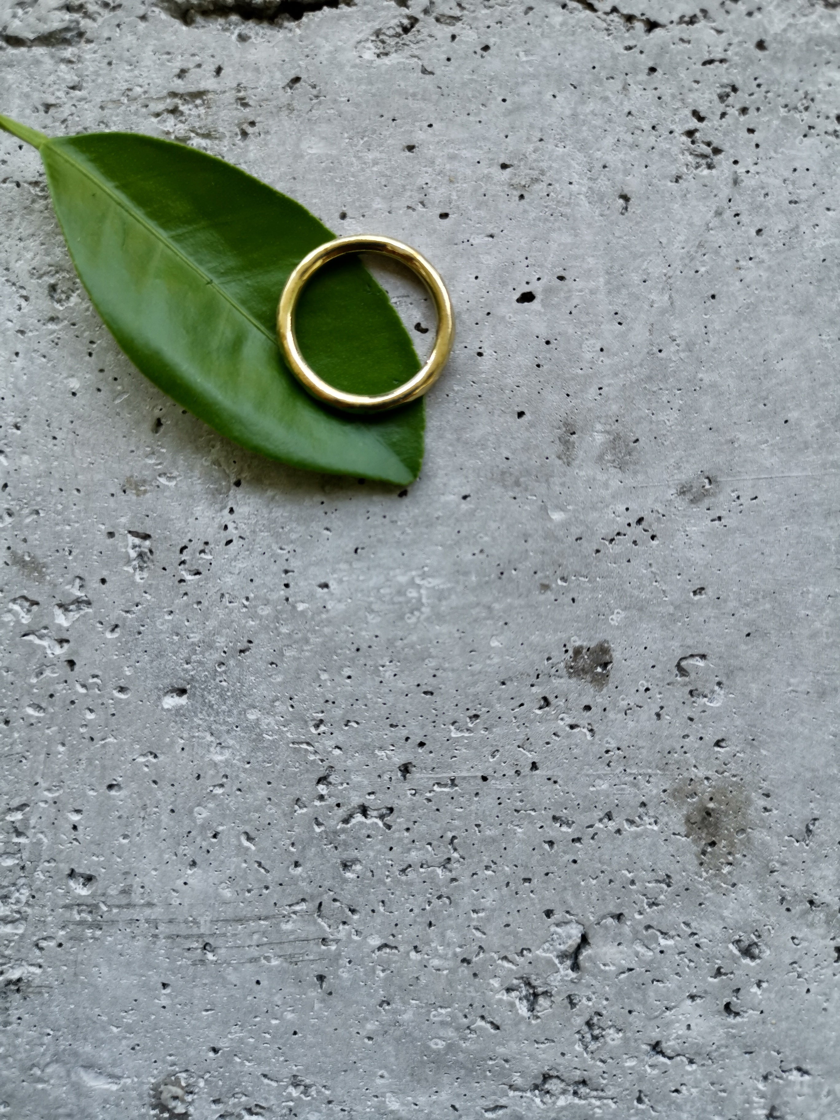 AYU bold BRASS glänzend hammerd Ring Gold - The Santai Collection