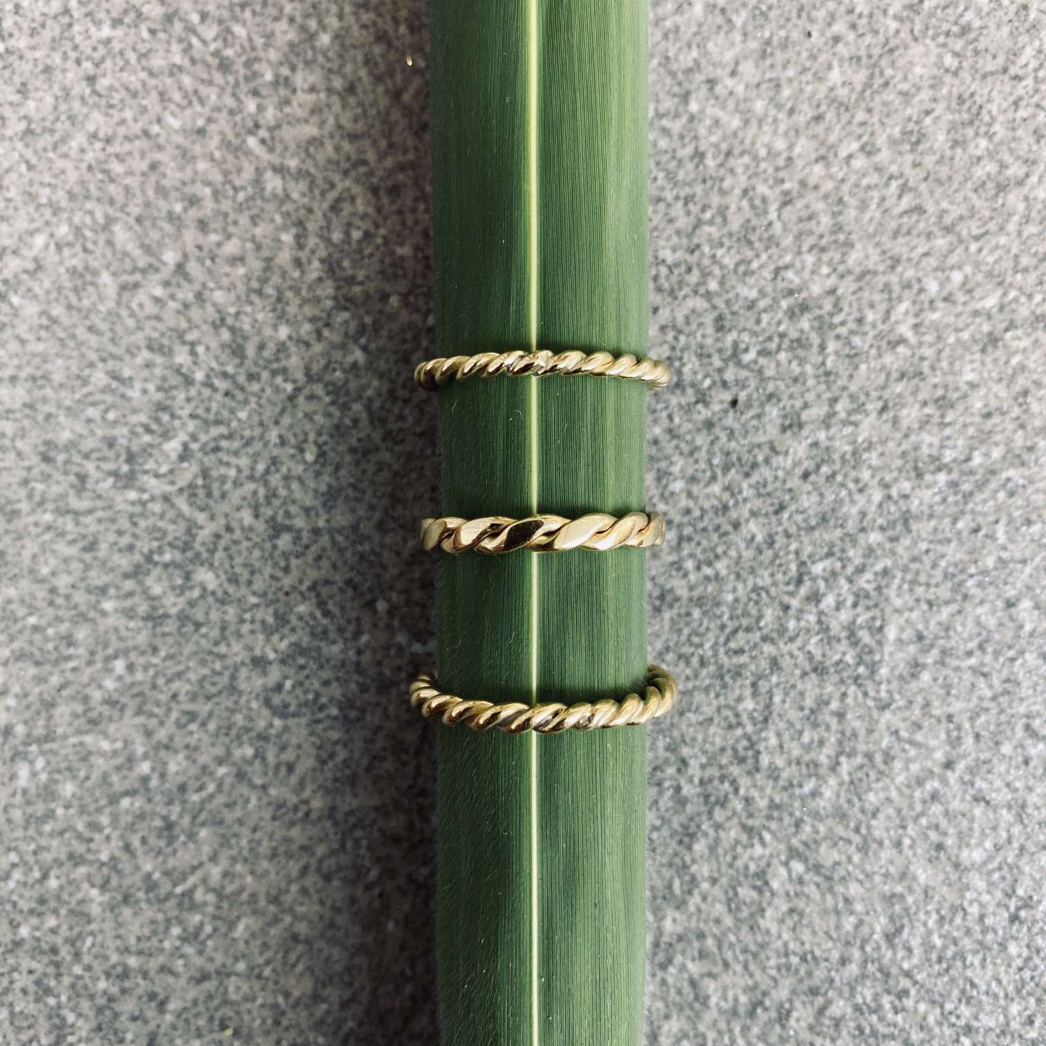 ISTA twisted flat Ring Gold - The Santai Collection
