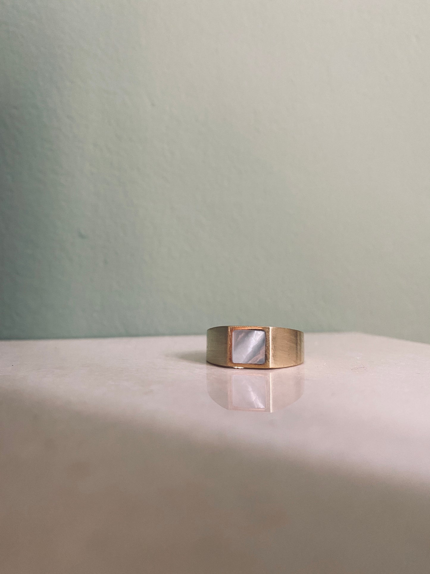 AMELIA Perlmutt Ring Gold
